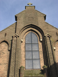 907736 Gezicht op de topgevel van de voormalige oud-katholieke St.-Jakobuskerk (Bemuurde Weerd O.Z. 55) te Utrecht. De ...